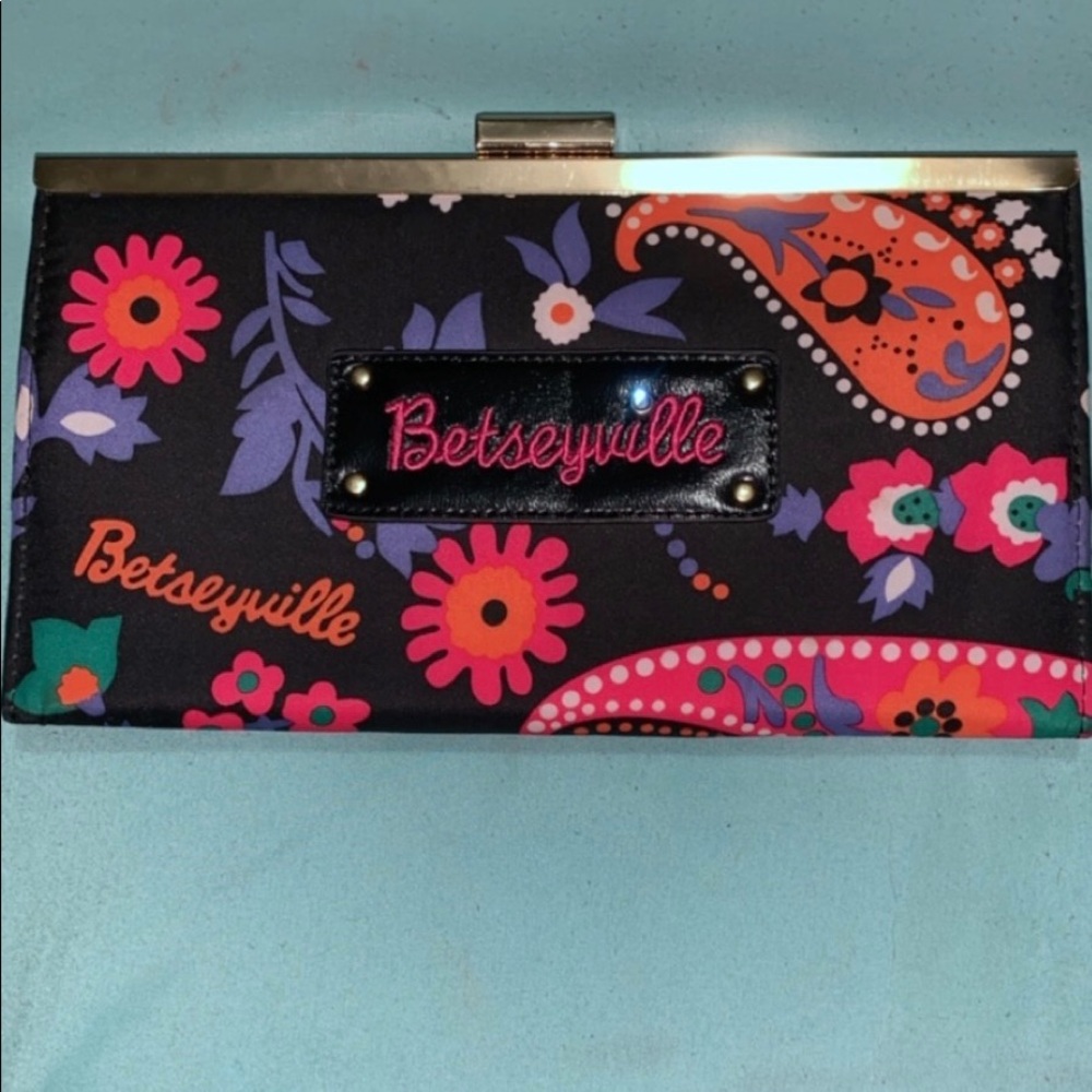 Betsey Johnson Hobo type clutch